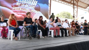 El presidente Daniel Noboa cumple su agenda en Durán, en la provincia del Guayas, este 5 de agosto de 2025. Cuidadoras y cuidadores de personas con discapacidad, adultos mayores y quienes reciben el bono Joaquín Gallegos Lara recibieron un reconocimiento por parte del Gobierno.