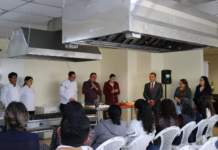 El pasado jueves, la Universidad Nacional de Chimborazo (Unach) vivió una jornada distinta, dedicada al bienestar y al buen comer. Personal administrativo y de servicios de la institución participó en el taller “Hello Recreo Loncheras Saludables”, una actividad práctica que combinó aprendizaje, creatividad y sabor.