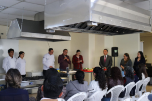 El pasado jueves, la Universidad Nacional de Chimborazo (Unach) vivió una jornada distinta, dedicada al bienestar y al buen comer. Personal administrativo y de servicios de la institución participó en el taller “Hello Recreo Loncheras Saludables”, una actividad práctica que combinó aprendizaje, creatividad y sabor.