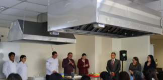 El pasado jueves, la Universidad Nacional de Chimborazo (Unach) vivió una jornada distinta, dedicada al bienestar y al buen comer. Personal administrativo y de servicios de la institución participó en el taller “Hello Recreo Loncheras Saludables”, una actividad práctica que combinó aprendizaje, creatividad y sabor.