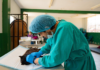 El Municipio de Riobamba, a través del Centro de Bienestar Animal Patitas Criar, desplegó su quirófano móvil en el barrio el Socorro, para realizar 38 esterilizaciones, con el objetivo de frenar el crecimiento descontrolado de la población canina y felina, una problemática que en muchos sectores rurales y urbanos se traduce en abandono, maltrato y riesgos sanitarios.