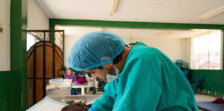El Municipio de Riobamba, a través del Centro de Bienestar Animal Patitas Criar, desplegó su quirófano móvil en el barrio el Socorro, para realizar 38 esterilizaciones, con el objetivo de frenar el crecimiento descontrolado de la población canina y felina, una problemática que en muchos sectores rurales y urbanos se traduce en abandono, maltrato y riesgos sanitarios.