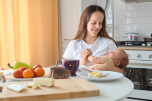 Lo que come mamá, lo recibe el bebé: nutrición materna durante la lactancia