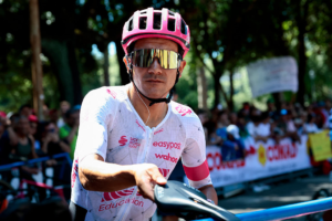 Richard Carapaz, la ‘Locomotora del Carchi’, no será parte de la Vuelta a España 2025, debido a complicaciones de salud que lo alejan de sus objetivos en la presente temporada. Parecía únicamente un retraso en su calendario competitivo tras ausentarse del Tour de Francia, pero terminó en una pausa obligada.