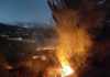 Un incendio forestal encendió las alarmas la noche del 21 de agosto en el sector Rosario Los Elenes, en la vía a San Gerardo, cantón Guano. Las llamas, originadas por una quema de potrero seco que se salió de control, avanzaron rápidamente debido al viento y la topografía del terreno, poniendo en riesgo varias viviendas cercanas.