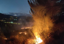 Un incendio forestal encendió las alarmas la noche del 21 de agosto en el sector Rosario Los Elenes, en la vía a San Gerardo, cantón Guano. Las llamas, originadas por una quema de potrero seco que se salió de control, avanzaron rápidamente debido al viento y la topografía del terreno, poniendo en riesgo varias viviendas cercanas.