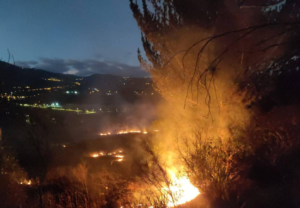 Un incendio forestal encendió las alarmas la noche del 21 de agosto en el sector Rosario Los Elenes, en la vía a San Gerardo, cantón Guano. Las llamas, originadas por una quema de potrero seco que se salió de control, avanzaron rápidamente debido al viento y la topografía del terreno, poniendo en riesgo varias viviendas cercanas.