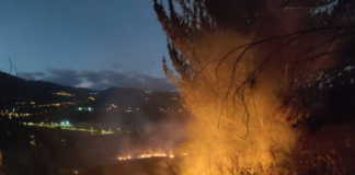 Un incendio forestal encendió las alarmas la noche del 21 de agosto en el sector Rosario Los Elenes, en la vía a San Gerardo, cantón Guano. Las llamas, originadas por una quema de potrero seco que se salió de control, avanzaron rápidamente debido al viento y la topografía del terreno, poniendo en riesgo varias viviendas cercanas.