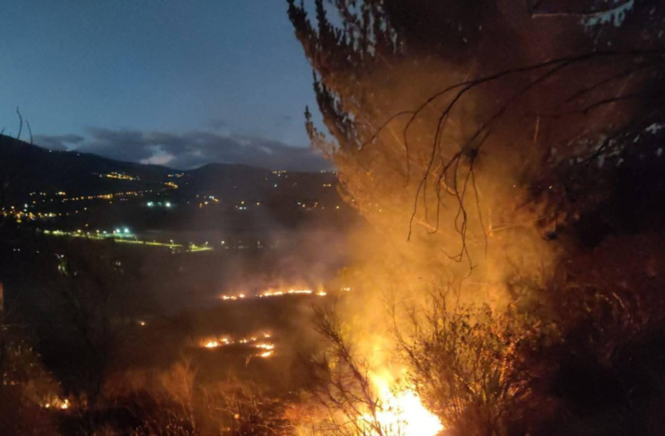 Un incendio forestal encendió las alarmas la noche del 21 de agosto en el sector Rosario Los Elenes, en la vía a San Gerardo, cantón Guano. Las llamas, originadas por una quema de potrero seco que se salió de control, avanzaron rápidamente debido al viento y la topografía del terreno, poniendo en riesgo varias viviendas cercanas.