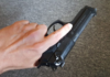 Un robo que comenzó con gritos, amenazas y un arma apuntando directo al rostro de una comerciante, terminó con una sentencia que marcará precedente en el cantón Guano. Fulvio A. A. y John S. A., presuntos autores del violento robo a un supermercado en San Nicolás de las Abras, recibieron la pena máxima: diez años y cuatro meses de prisión por el delito de robo agravado con arma de fuego.