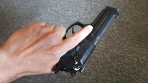 Un robo que comenzó con gritos, amenazas y un arma apuntando directo al rostro de una comerciante, terminó con una sentencia que marcará precedente en el cantón Guano. Fulvio A. A. y John S. A., presuntos autores del violento robo a un supermercado en San Nicolás de las Abras, recibieron la pena máxima: diez años y cuatro meses de prisión por el delito de robo agravado con arma de fuego.