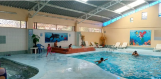 Con una invitación abierta al público, el Complejo Turístico Lago Las Cochas, ubicado en la provincia de Bolívar, se alista para recibir a turistas durante este feriado. Bajo la dirección de Aníbal Coronel, prefecto de la provincia, y Víctor Hugo García Gallegos, gerente de la Empresa Pública de Turismo, el complejo presenta una infraestructura completamente renovada, ideal para el esparcimiento y el disfrute familiar.
