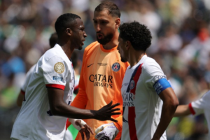 Willian Pacho regresó a los entrenamientos del Paris Saint-Germain con perfil bajo. El defensor ecuatoriano, quedó fuera de la lista de France Football para el galardón individual más codiciado del fútbol, pese a haber sido campeón de todo a nivel de clubes en la temporada pasada.