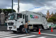 Guano continúa dando pasos hacia un servicio de recolección de residuos más eficiente y moderno. El alcalde Oswaldo Estrada presentó oficialmente la nueva unidad recolectora de desechos sólidos, financiada con recursos municipales, que se integrará al trabajo diario de limpieza en todo el cantón.