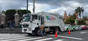 Guano continúa dando pasos hacia un servicio de recolección de residuos más eficiente y moderno. El alcalde Oswaldo Estrada presentó oficialmente la nueva unidad recolectora de desechos sólidos, financiada con recursos municipales, que se integrará al trabajo diario de limpieza en todo el cantón.