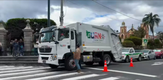 Guano continúa dando pasos hacia un servicio de recolección de residuos más eficiente y moderno. El alcalde Oswaldo Estrada presentó oficialmente la nueva unidad recolectora de desechos sólidos, financiada con recursos municipales, que se integrará al trabajo diario de limpieza en todo el cantón.