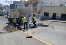 La Dirección de Obras Públicas del GAD Municipalidad de Ambato, a través de su Unidad de Mantenimiento Vial, inició esta semana el cronograma de bacheo en la avenida Atahualpa, desde el sector de la Yahuira en sentido norte – sur.