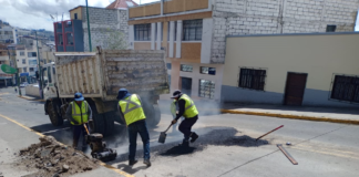 La Dirección de Obras Públicas del GAD Municipalidad de Ambato, a través de su Unidad de Mantenimiento Vial, inició esta semana el cronograma de bacheo en la avenida Atahualpa, desde el sector de la Yahuira en sentido norte – sur.