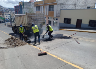 La Dirección de Obras Públicas del GAD Municipalidad de Ambato, a través de su Unidad de Mantenimiento Vial, inició esta semana el cronograma de bacheo en la avenida Atahualpa, desde el sector de la Yahuira en sentido norte – sur.