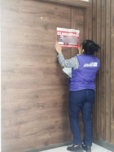 Un establecimiento que ofrecía servicios de medicina estética en la ciudad de Riobamba fue intervenido por las autoridades sanitarias, tras detectarse que realizaba procedimientos médicos sin contar con profesionales acreditados como especialistas en la rama. La intervención se produjo como parte de los operativos rutinarios de control y verificación sanitaria, el 5 de agosto.