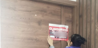 Un establecimiento que ofrecía servicios de medicina estética en la ciudad de Riobamba fue intervenido por las autoridades sanitarias, tras detectarse que realizaba procedimientos médicos sin contar con profesionales acreditados como especialistas en la rama. La intervención se produjo como parte de los operativos rutinarios de control y verificación sanitaria, el 5 de agosto.