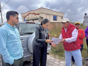 Con el objetivo de garantizar agua potable a más familias, personal técnico de las direcciones de Gestión Comercial e Ingeniería de Riobamba EP realizó un recorrido por el barrio San Antonio de Padua, donde se coordinan las conexiones domiciliarias que beneficiarán a varias familias del sector.