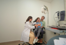 Las vacaciones escolares son el momento ideal para realizar chequeos médicos integrales. En Ecuador, 1 de cada 3 niños tiene sobrepeso u obesidad, y en América Latina el 7% necesita corrección visual. Estos problemas afectan su desempeño académico si no se detectan a tiempo. Aun así, muchos padres solo actúan ante molestias evidentes, descuidando la prevención.