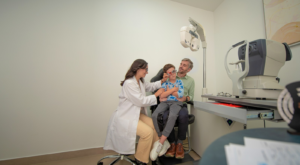 Las vacaciones escolares son el momento ideal para realizar chequeos médicos integrales. En Ecuador, 1 de cada 3 niños tiene sobrepeso u obesidad, y en América Latina el 7% necesita corrección visual. Estos problemas afectan su desempeño académico si no se detectan a tiempo. Aun así, muchos padres solo actúan ante molestias evidentes, descuidando la prevención.