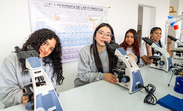 El Ministerio de Educación informó este 15 de agosto de 2025, que todos los estudiantes que cursan el tercer año de bachillerato, en todo el país, deberán comprobar que su número de cédula esté correctamente registrado en la base de datos del Sistema Nacional de Educación.