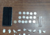 Un hombre de 26 años, con antecedentes penales, fue detenido en el circuito Terminal Terrestre de Riobamba durante un operativo policial que permitió la incautación de 25 gramos de pasta base de cocaína, equivalentes a unas 250 dosis, además de dinero en efectivo y un teléfono celular, elementos clave para la coordinación del microtráfico.