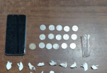 Un hombre de 26 años, con antecedentes penales, fue detenido en el circuito Terminal Terrestre de Riobamba durante un operativo policial que permitió la incautación de 25 gramos de pasta base de cocaína, equivalentes a unas 250 dosis, además de dinero en efectivo y un teléfono celular, elementos clave para la coordinación del microtráfico.
