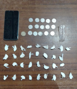 Un hombre de 26 años, con antecedentes penales, fue detenido en el circuito Terminal Terrestre de Riobamba durante un operativo policial que permitió la incautación de 25 gramos de pasta base de cocaína, equivalentes a unas 250 dosis, además de dinero en efectivo y un teléfono celular, elementos clave para la coordinación del microtráfico.