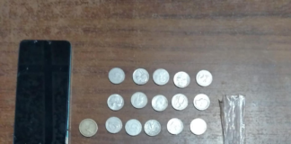 Un hombre de 26 años, con antecedentes penales, fue detenido en el circuito Terminal Terrestre de Riobamba durante un operativo policial que permitió la incautación de 25 gramos de pasta base de cocaína, equivalentes a unas 250 dosis, además de dinero en efectivo y un teléfono celular, elementos clave para la coordinación del microtráfico.