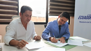 Con la meta de facilitar el acceso a la educación en las comunidades rurales y mejorar la calidad de vida de los estudiantes, la Coordinación Zonal 3 del Ministerio de Educación y el Gobierno Autónomo Descentralizado (GAD) Municipal de Santa Clara firmaron un convenio interinstitucional que beneficiará a 1.109 estudiantes del cantón.