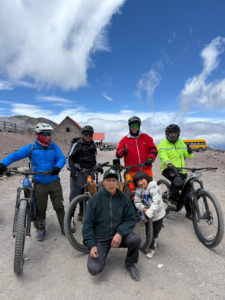 Una nueva aventura deportiva y turística se vivirá el próximo 15 de septiembre de 2025, cuando decenas de ciclistas participen en la ruta “Cachi Ñan” (Camino de la Sal), un recorrido de 35 kilómetros que atraviesa el páramo y la Reserva de Producción de Fauna Chimborazo, hasta llegar a la parroquia Salinas, en la provincia de Bolívar.
