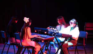 En un ambiente de emoción y orgullo familiar, la Casa de la Cultura Ecuatoriana Núcleo de Chimborazo llevó a cabo la clausura del Curso Vacacional de Piano 2025. El evento se realizó en el Teatro Alfonso Chávez Jara, escenario que se llenó de música, talento y aplausos.