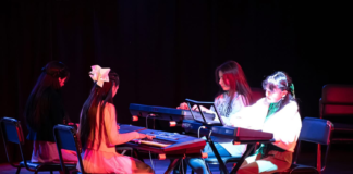 En un ambiente de emoción y orgullo familiar, la Casa de la Cultura Ecuatoriana Núcleo de Chimborazo llevó a cabo la clausura del Curso Vacacional de Piano 2025. El evento se realizó en el Teatro Alfonso Chávez Jara, escenario que se llenó de música, talento y aplausos.
