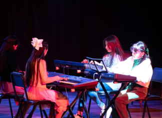 En un ambiente de emoción y orgullo familiar, la Casa de la Cultura Ecuatoriana Núcleo de Chimborazo llevó a cabo la clausura del Curso Vacacional de Piano 2025. El evento se realizó en el Teatro Alfonso Chávez Jara, escenario que se llenó de música, talento y aplausos.