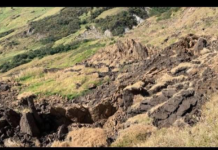 En la parte alta del sector Ayurco, perteneciente a la comunidad de Cotoyaco, parroquia Sibambe, cantón Alausí, la preocupación crece entre los habitantes por la amenaza de deslizamientos de tierra que podrían ocasionar graves consecuencias en la zona.
