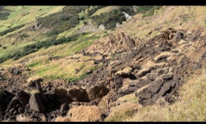 En la parte alta del sector Ayurco, perteneciente a la comunidad de Cotoyaco, parroquia Sibambe, cantón Alausí, la preocupación crece entre los habitantes por la amenaza de deslizamientos de tierra que podrían ocasionar graves consecuencias en la zona.