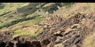 En la parte alta del sector Ayurco, perteneciente a la comunidad de Cotoyaco, parroquia Sibambe, cantón Alausí, la preocupación crece entre los habitantes por la amenaza de deslizamientos de tierra que podrían ocasionar graves consecuencias en la zona.