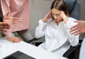 El Ministerio del Trabajo emitió el Acuerdo Ministerial MDT-2025-102, que establece lineamientos obligatorios para prevenir y atender casos de discriminación, violencia y acoso laboral en el sector privado. La norma busca proteger a los trabajadores, garantizando espacios laborales seguros y respetuosos, conforme a lo dispuesto en el Código del Trabajo.