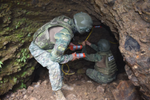 Un operativo militar irrumpió en la zona rural del cantón Cumandá, en la provincia de Chimborazo, donde se detectaban actividades de minería ilegal. En cuestión de horas, las Fuerzas Armadas inhabilitaron cuatro bocaminas y decomisaron maquinaria y herramientas utilizadas para la explotación clandestina.