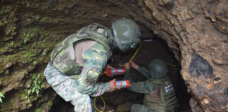 Un operativo militar irrumpió en la zona rural del cantón Cumandá, en la provincia de Chimborazo, donde se detectaban actividades de minería ilegal. En cuestión de horas, las Fuerzas Armadas inhabilitaron cuatro bocaminas y decomisaron maquinaria y herramientas utilizadas para la explotación clandestina.