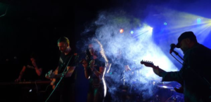 Este viernes 29 de agosto, a las 19H00, el Centro Cultural Pachano Lalama de Ambato será escenario de un concierto gratuito que traerá de vuelta los grandes clásicos del rock de las décadas de los 90 y 2000.