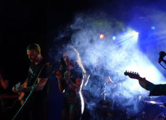 Este viernes 29 de agosto, a las 19H00, el Centro Cultural Pachano Lalama de Ambato será escenario de un concierto gratuito que traerá de vuelta los grandes clásicos del rock de las décadas de los 90 y 2000.