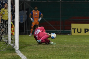 La Copa Ecuador, en su esencia más pura, nació para dar voz y protagonismo a equipos y jugadores que rara vez ocupan los titulares de los grandes diarios. Manuel “Manuco” Mendoza, arquero de Liga de Portoviejo, escribió una de las páginas más conmovedoras del torneo 2025: con una atajada en la tanda de penales ante Macará, selló la clasificación de “La Capira” a los octavos de final y rompió en llanto.