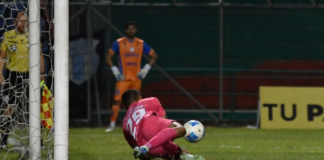 La Copa Ecuador, en su esencia más pura, nació para dar voz y protagonismo a equipos y jugadores que rara vez ocupan los titulares de los grandes diarios. Manuel “Manuco” Mendoza, arquero de Liga de Portoviejo, escribió una de las páginas más conmovedoras del torneo 2025: con una atajada en la tanda de penales ante Macará, selló la clasificación de “La Capira” a los octavos de final y rompió en llanto.