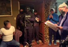El alcalde de Pujilí, José Arroyo, está retenido en la Casa de Confianza de Chillogallo, en el sur de Quito. La medida fue dispuesta por un juez anticorrupción el 9 de agosto, quien determinó que el funcionario no podía ser recluido en una cárcel de hombres debido a que en su cédula consta como mujer. El hecho constituye un caso inédito en el sistema judicial y penitenciario del país.