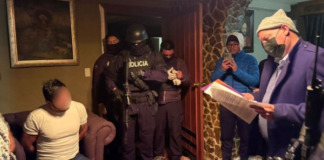 El alcalde de Pujilí, José Arroyo, está retenido en la Casa de Confianza de Chillogallo, en el sur de Quito. La medida fue dispuesta por un juez anticorrupción el 9 de agosto, quien determinó que el funcionario no podía ser recluido en una cárcel de hombres debido a que en su cédula consta como mujer. El hecho constituye un caso inédito en el sistema judicial y penitenciario del país.